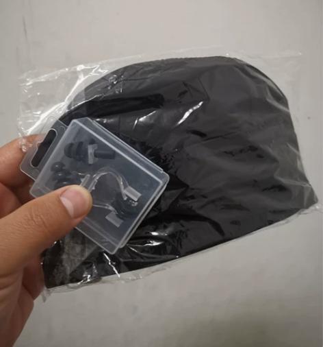 游泳装备有两套，一套帽子（布料的）和鼻夹1...
