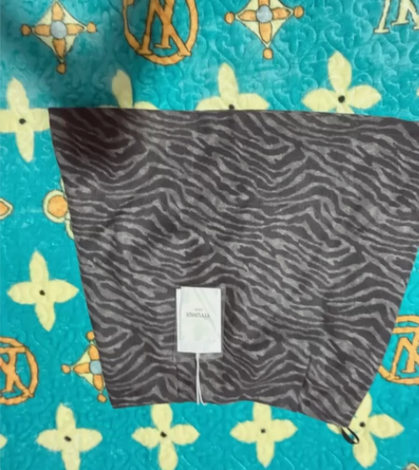 短裤一件，衣服几乎全新，带吊牌，体重100...