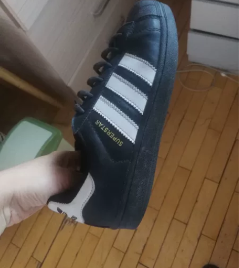阿迪黑色贝壳鞋，由于鞋垫抽出去洗了，找不到...