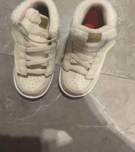 Nike鞋子几乎全新，鞋底回去擦一下就行，...