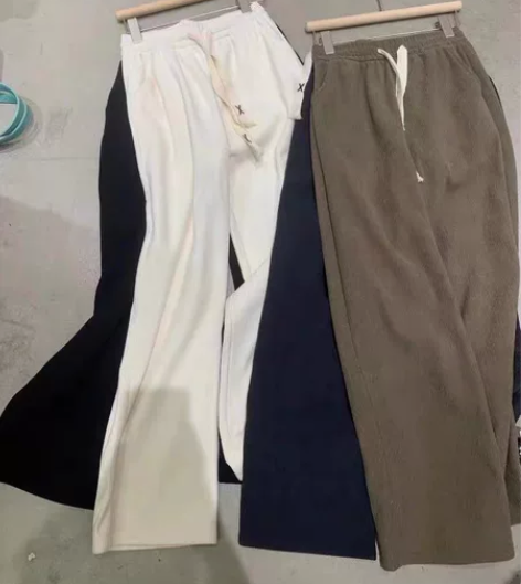 全新米白色加绒阔腿裤，有口袋，适合秋冬，X...