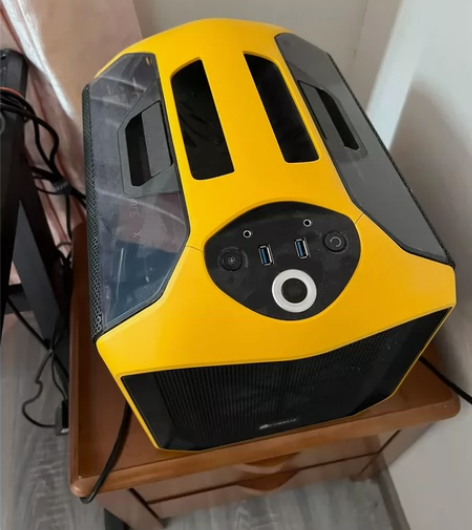 海盗船380T机箱 有一面侧板锯掉了护栏网...