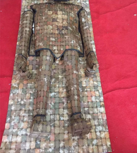 银丝金缕玉衣。银丝镶嵌天然岫玉，两千多个玉...