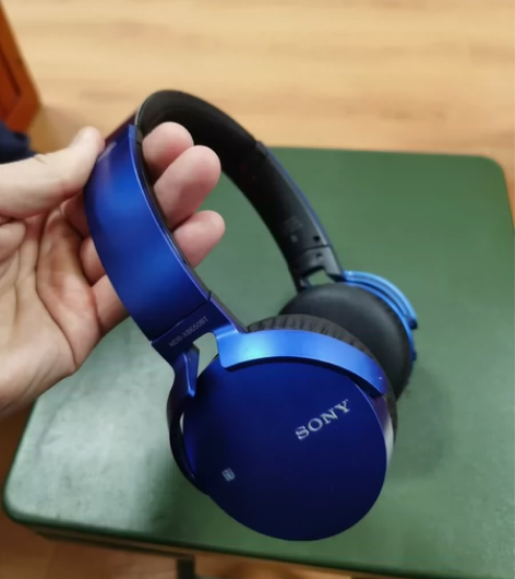 头戴式索尼蓝牙耳机 买了几年 闲置没怎么用...