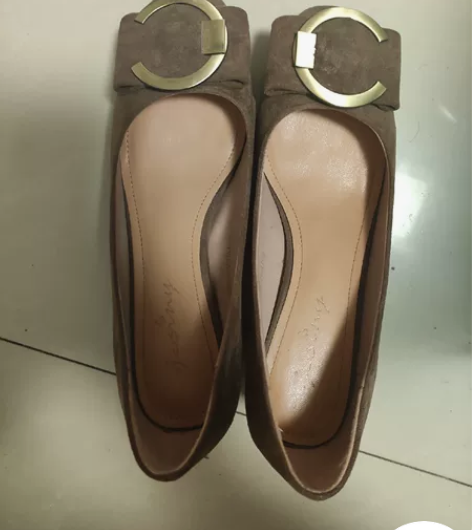 卓诗尼春秋单鞋咖啡色，轻微穿着痕迹 感兴趣...