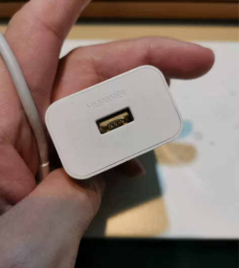 华为充电头,多大功率不记得。 冲华为M30...