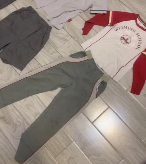 私立学校为明校服，便宜出35元一件60元一...
