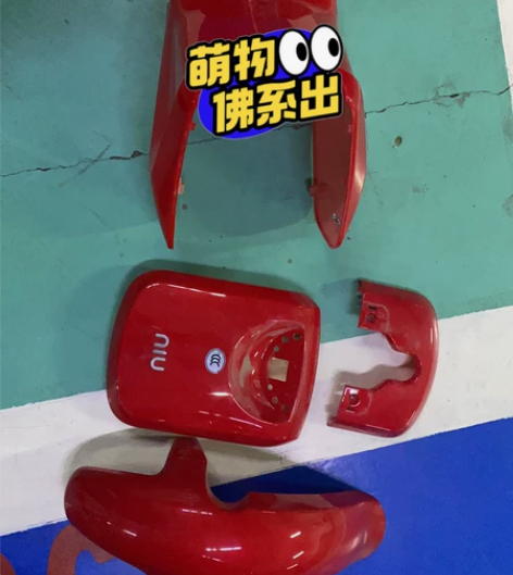小牛电动自行车红色覆盖件，换白色车身了，这...