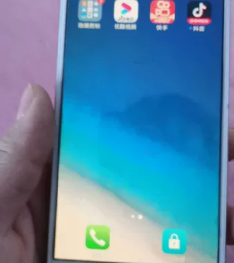 vivoy66功能一切正常，屏幕有裂95包...