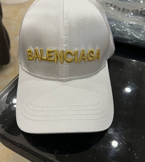 缎面全新白色棒球帽 金色字母 感兴趣的话点...