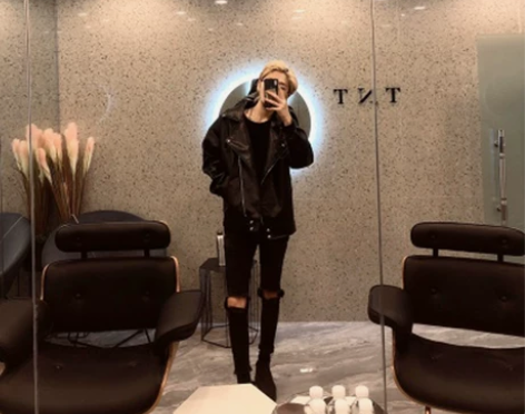 网红新款黑色一字破洞牛仔裤男修身小脚痞帅男...