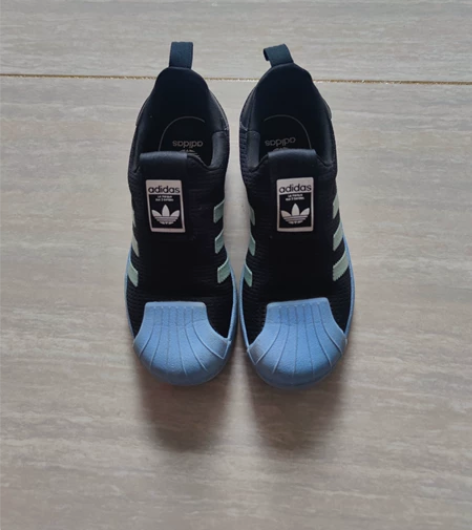 阿迪贝壳鞋，奥莱购入，尺码13k。穿过的次...