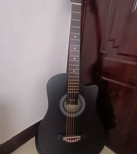 出闲置吉他，9.9成新，音色良好，适合新手...