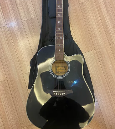 自用民谣吉他9成新，纯黑色，附带原装吉他包...