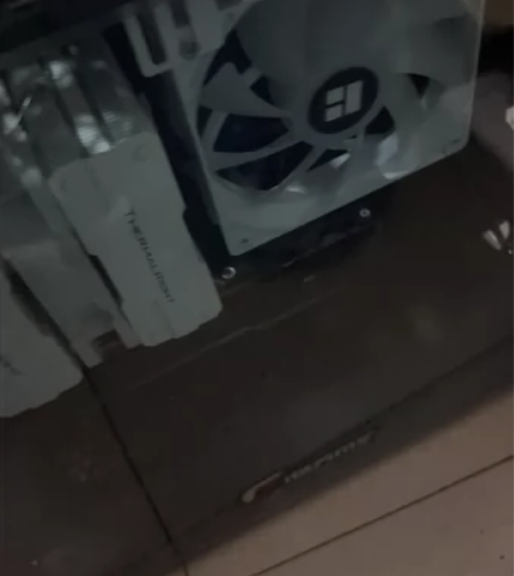 鑫谷拉克丝重装版机箱亚克力侧板,还有一张螺...