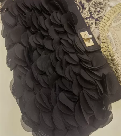 女士缎面花朵手拿包，微瑕 闲置出售