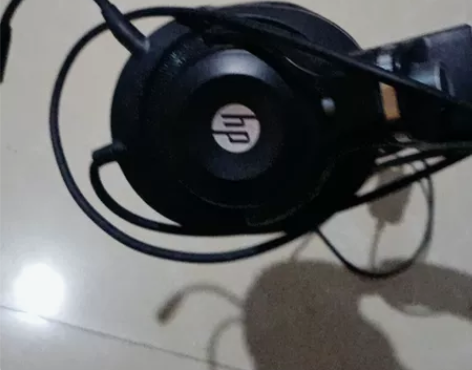 惠普耳机能连手机能连电脑成色很好没有刮痕自...