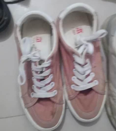 付邮送人本帆布鞋 原价七十多买，半成新