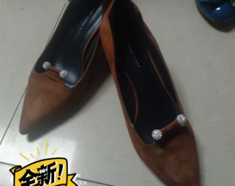 实体店入手，没穿几次，鞋底膜还在呢，由于带...