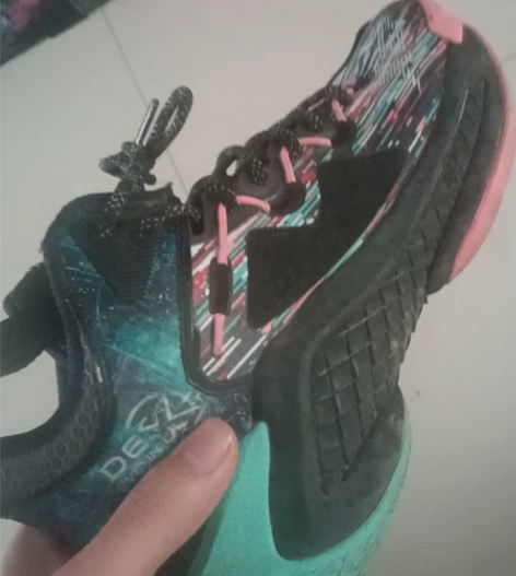 特步篮球鞋，实体店230买的，穿了不到半年...