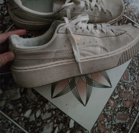 彪马 只穿了几次比较容易脏朋友送的不知道真...