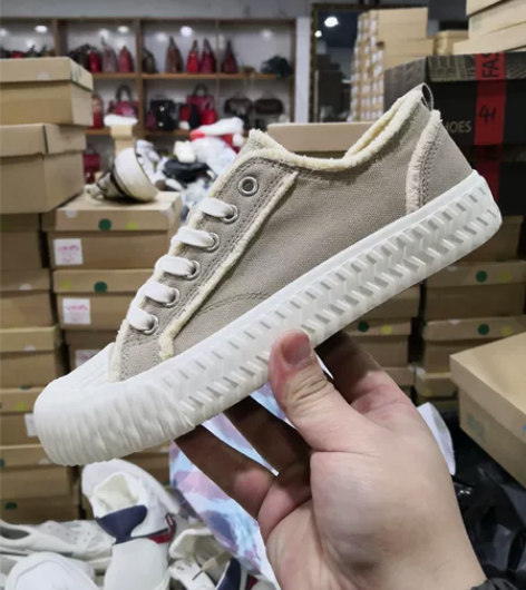 CAMEL骆驼女士帆布鞋，仅35码和40码...