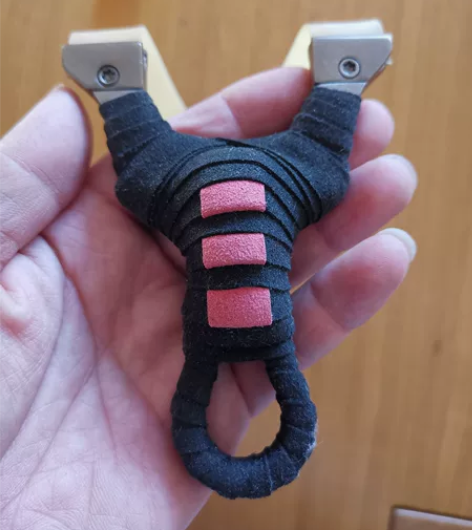 实心不锈钢扁皮弹弓，弓高11.2cm，外弓...