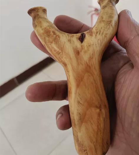 自制弹弓一把,木料是酸枣木的,做工粗糙,水...