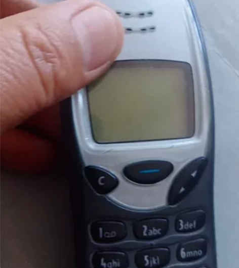 诺基亚3210，开机亮屏不显示，电磁不包好...