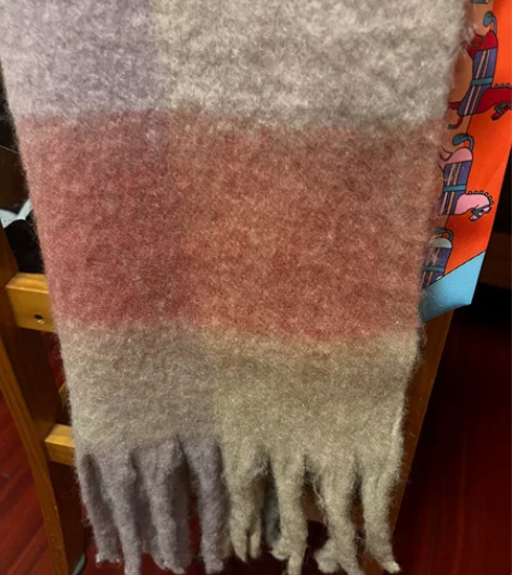 超厚实保暖的长毛围巾 有些许的马海毛成分，...