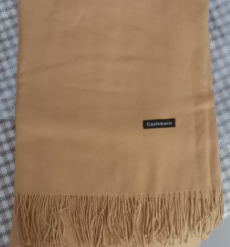 全新杏黄色羊绒围巾，脖子短不是很喜欢围，闲...