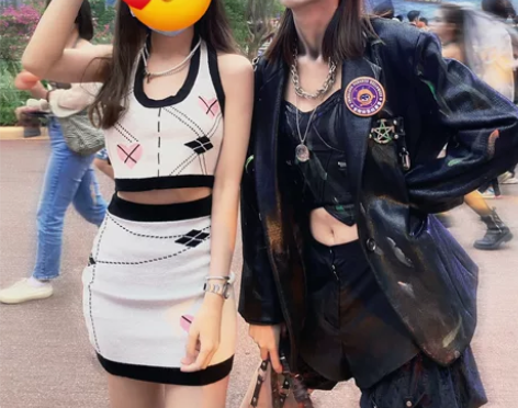 辣妹挂脖吊带包臀裙套装 左 穿过一次