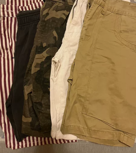 各种短裤条纹的纯灰色迷彩色，卡其色白色。 ...