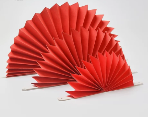 开业花篮搭配圆形折扇纸扇花节日商场橱窗装饰...