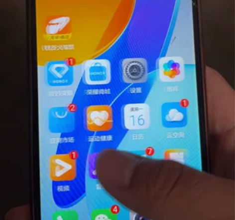 荣耀畅玩30 用了不到半年，老爸躺床上玩手...