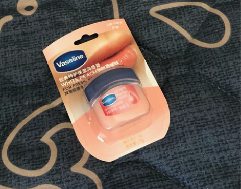 凡士林小Q罐润唇膏白桃香滋润保湿唇膜软化死...