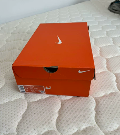 现在转战足球场，闲置两双篮球鞋，其中之一，...