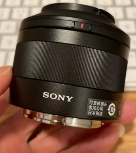 等一只索尼FE卡口50f1.8全画幅镜头，...