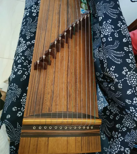 13根弦的古筝，可以放到小车上弹，可以随时...