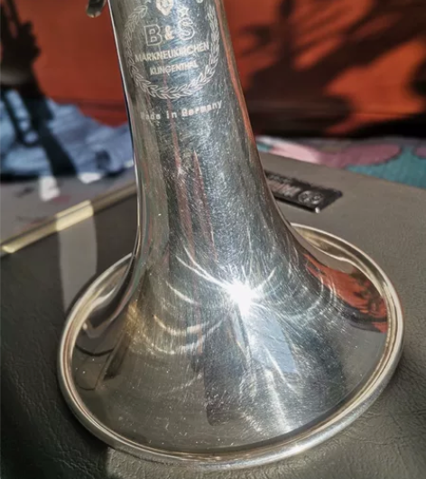 白象牌降B调白色小号,有使用过痕迹,活塞下...