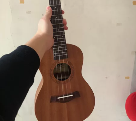 尤克里里小吉他，型号23寸，几乎全新，含琴...