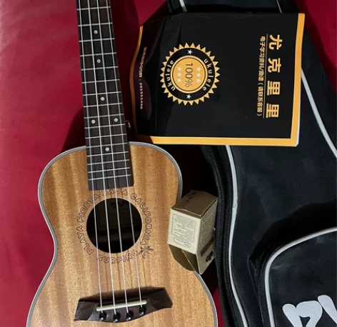 全新尤克里里能否换一顿饭钱 感兴趣的话点“...