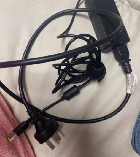 电脑适配器，电脑坏了已处理，突然看到电源线...