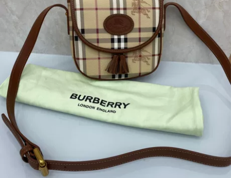 女士斜挎包。PVC材质，比牛皮耐用。而且韧...