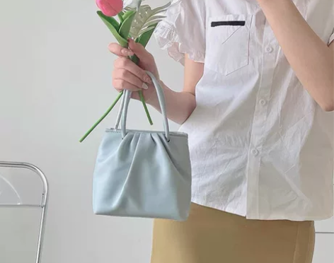方形褶皱百搭小包包女2022春夏新款小众手...