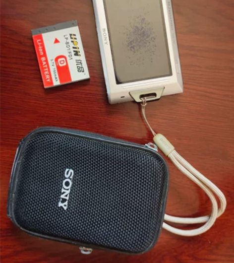 闲置索尼相机，几乎全新，两块电池，原装电池...