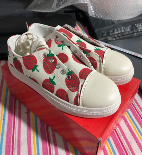 全新草莓帆布鞋，10元一双包邮 码数：38...