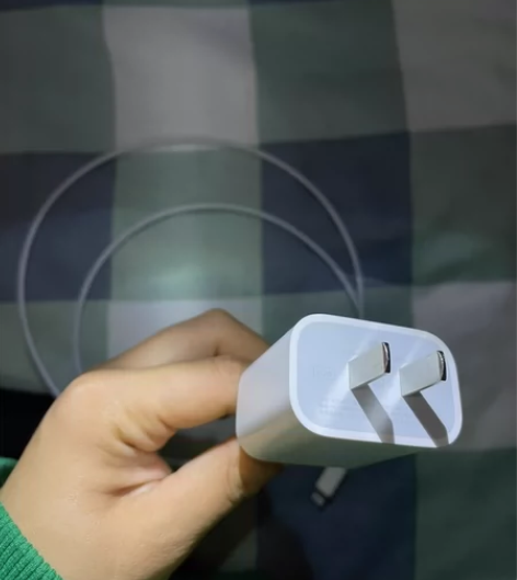 出一个自用苹果充电头，20w的快充，之前找...