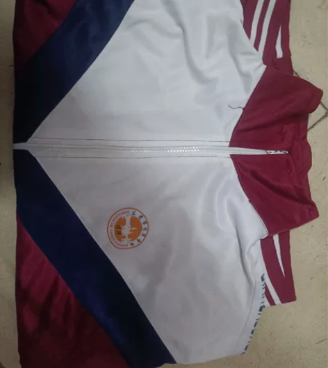 一套校服（可小刀） 感兴趣的话点“我想要”...
