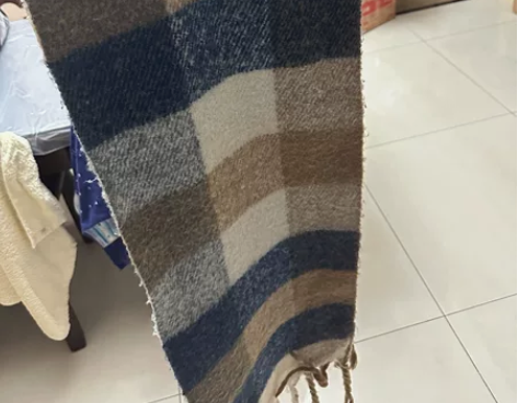 纯羊毛围巾 专柜八百多买的 便宜出 感兴趣...